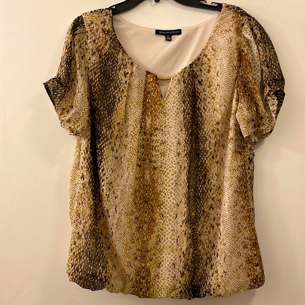 Short sleeve blouse with gold accent and elastic hem at waist